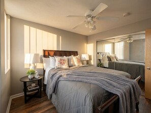 1 bedroom, iron/ironing board, travel crib, free WiFi - Quaint & Quiet CLE Condo (Cleveland)