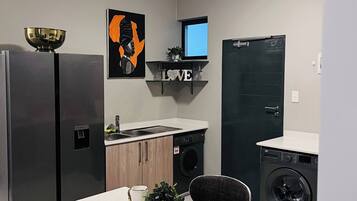 Apartment, 2 Bedrooms, Balcony | Laundry