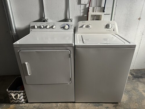 Cozy 2-bedroom house in Minot, with a comfortable living room, AC, and WiFi.