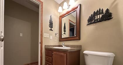 Cozy 2-bedroom house in Minot, with a comfortable living room, AC, and WiFi.