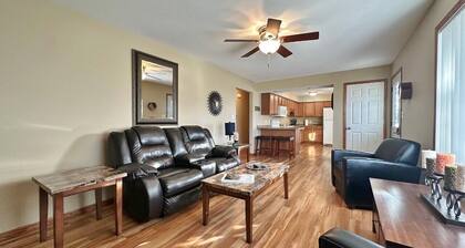 Cozy 2-bedroom house in Minot, with a comfortable living room, AC, and WiFi.