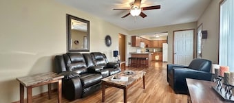 Cozy 2-bedroom house in Minot, with a comfortable living room, AC, and WiFi.