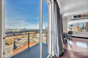 Interior - City Skyline Penthouse - Free Parking / 24/7 gym (Cleveland)