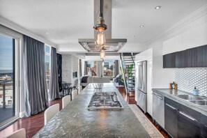 Private kitchen - City Skyline Penthouse - Free Parking / 24/7 gym (Cleveland)