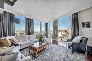 Living area - City Skyline Penthouse - Free Parking / 24/7 gym (Cleveland)