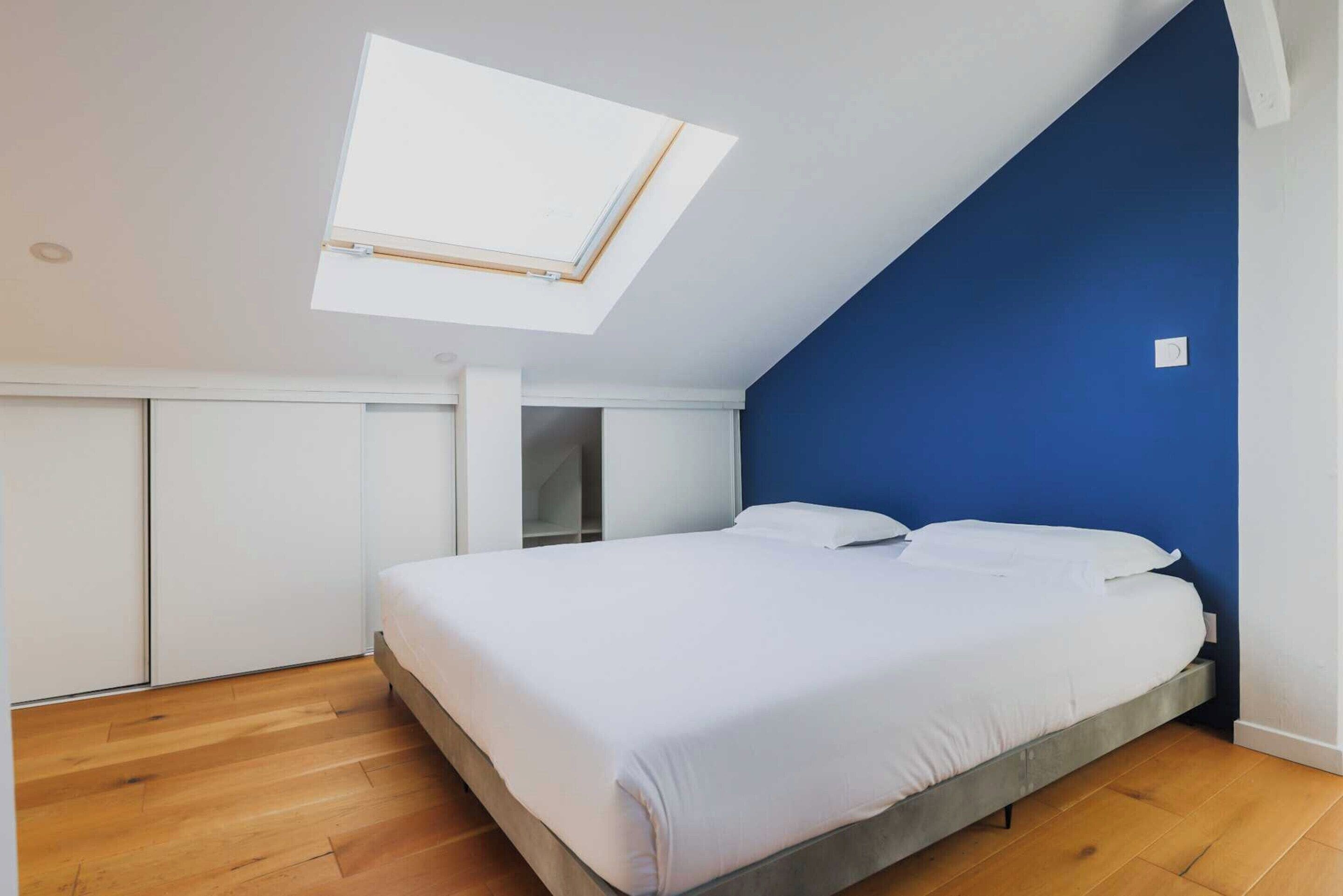 3 bedrooms, laptop workspace, iron/ironing board, bed sheets