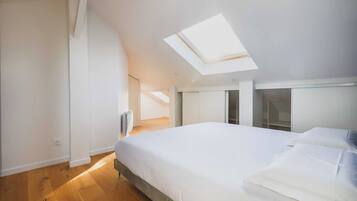 3 bedrooms, laptop workspace, iron/ironing board, bed sheets