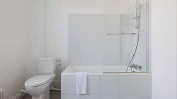 Apartemen | Kamar mandi | Bathtub, pengering rambut, handuk, dan sampo