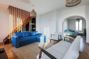 Apartment | Living area | Fireplace