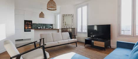 Apartment | Living area | Fireplace
