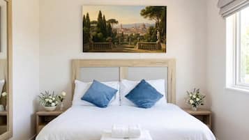 Desk, travel cot, WiFi, bed sheets
