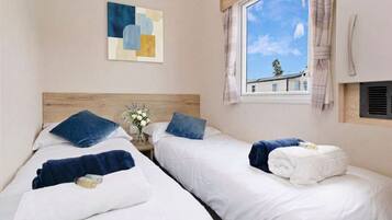 Desk, travel cot, WiFi, bed sheets
