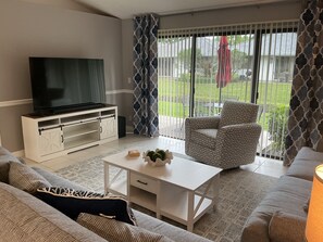 Smart TV, stereo - Relaxing cottage at PGA National Golf resort and close to beaches. (Palm Beach Gardens)