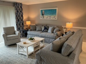 Smart TV, stereo - Relaxing cottage at PGA National Golf resort and close to beaches. (Palm Beach Gardens)