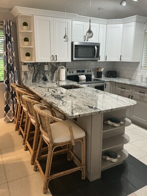 Fridge, microwave, oven, stovetop - Relaxing cottage at PGA National Golf resort and close to beaches. (Palm Beach Gardens)