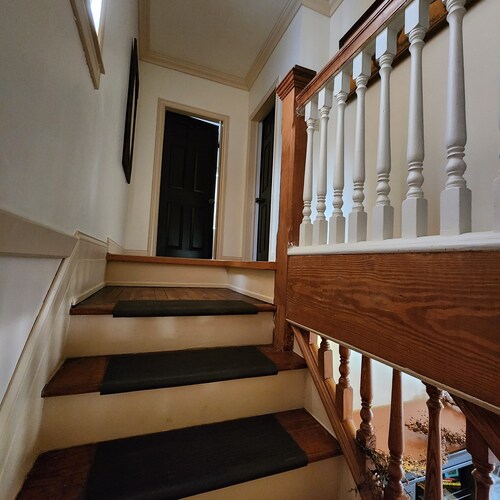 The Stone House - 3beds/1 1/2 bath  Private Fenced Backyard w/ Grill & Fire Pit