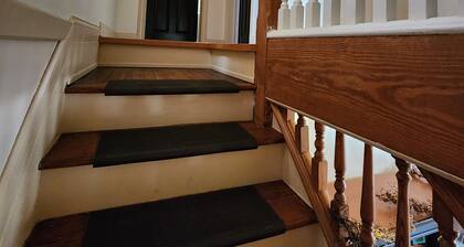 The Stone House - 3beds/1 1/2 bath Private Fenced Backyard w/ Grill & Fire Pit