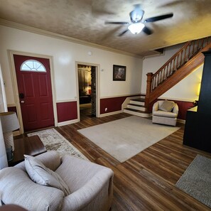 Interior - The Stone House - 3beds/1 1/2 bath  Private Fenced Backyard w/ Grill & Fire Pit (Chillicothe)