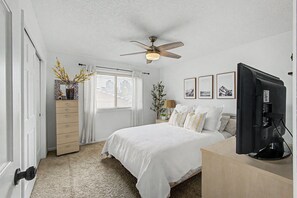 2 bedrooms, iron/ironing board, WiFi, bed sheets - Casa Pine & Oak - 2BD+Den/3BA, Centennial, CO (Centennial)