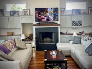 Smart TV, fireplace, ping pong, stereo - Luxury home HEATED pool and spa overlooking the Bay, 1 mile from the Beach. (Pass Christian)