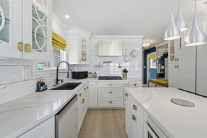 Microwave, stovetop, dishwasher, paper towels - Mermaid Manor Eclectic Beachfront Property in La Jolla (San Diego)