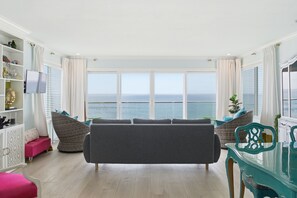TV - Mermaid Manor Eclectic Beachfront Property in La Jolla (San Diego)