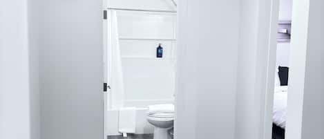Toallas, jabón, shampoo, papel de baño