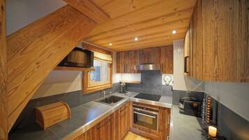 Apartment | Private kitchen | Fridge, microwave, oven, stovetop