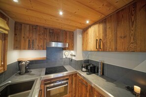 Apartment | Private kitchen | Fridge, microwave, oven, stovetop - Warm Alpine Apartment 2BR 5P - Megeve (Megeve)