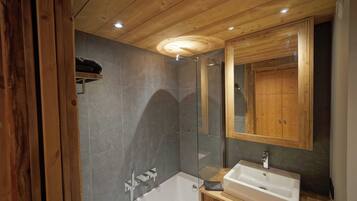Apartemen | Kamar mandi | Bathtub, pengering rambut, handuk, dan sampo