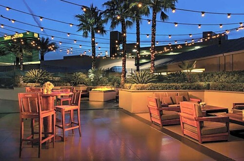 Las Vegas Luxury suite with Jacuzzi, Pools, Free Parking, Walking to the strip