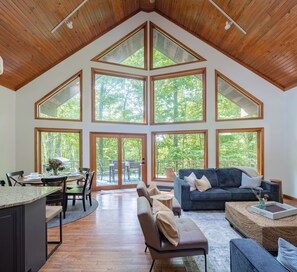 Living area - Lux Hocking Hills Chalet w/37 Acres, Game Room (Lancaster)