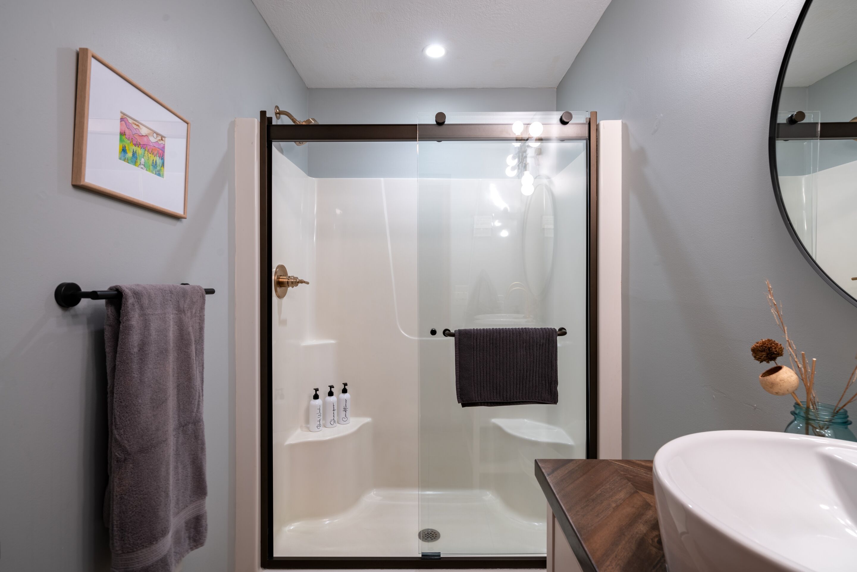 Een douche, een bubbelbad, een haardroger, handdoeken