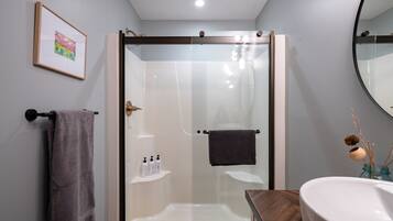 Een douche, een bubbelbad, een haardroger, handdoeken