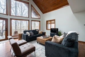 Living area - Lux Hocking Hills Chalet w/37 Acres, Game Room (Lancaster)