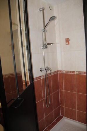 Shower, hair dryer, soap, toilet paper - Studio 5 minutes from Biarritz (ARBONNE)