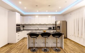 Fridge, microwave, oven, stovetop - Stunning home in Trilj (Trilj)