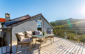 Outdoor dining - Stunning home in Trilj (Trilj)