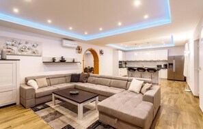 Smart TV, fireplace - Stunning home in Trilj (Trilj)