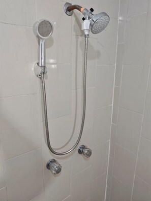 Ducha, toallas, jabón y papel higiénico