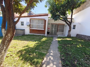 A residential property with a paved pathway, a small lawn, and a white building with a tiled roof. - Private bungalow with pool 14 people (Oaxtepec)