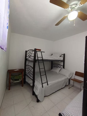 A bunk bed room with a ceiling fan, a small table, and a chair. - Private bungalow with pool 14 people (Oaxtepec)