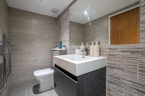 Bathroom - Cosy Battersea Flat | Zone 2 London | Sleeps 5 | Free Parking! (London)