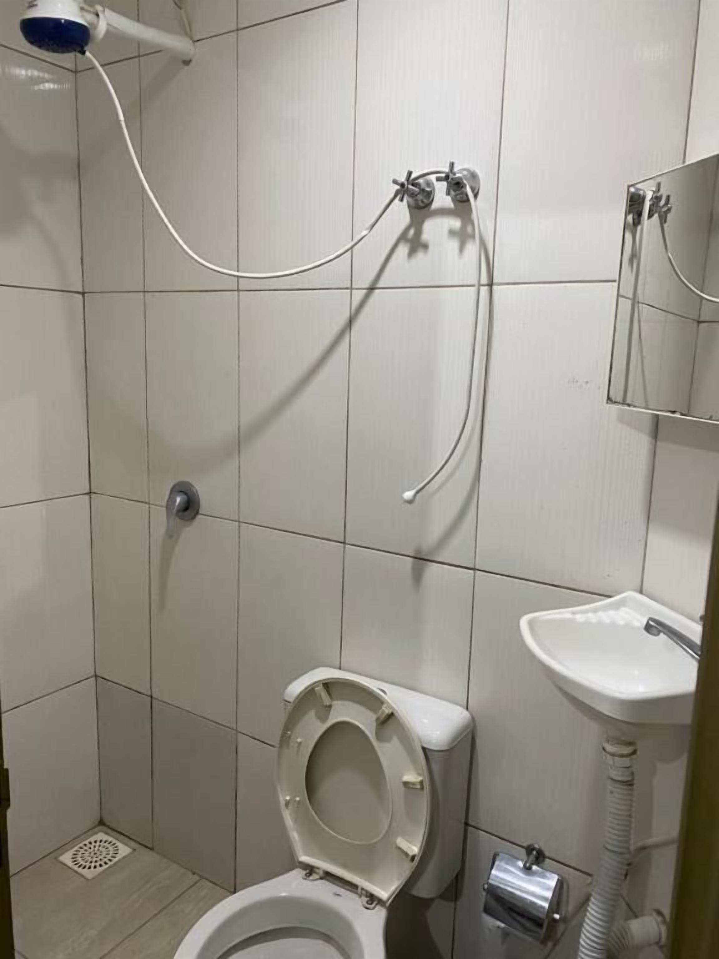 Deluxe Quadruple Room | Bathroom