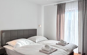 5 habitaciones, tabla de planchar con plancha y cuna de viaje 