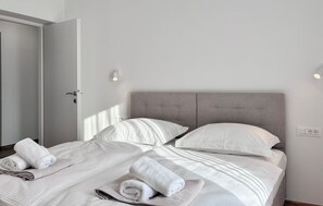 5 habitaciones, tabla de planchar con plancha y cuna de viaje 