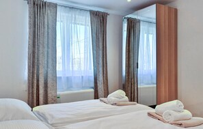 5 habitaciones, tabla de planchar con plancha y cuna de viaje 