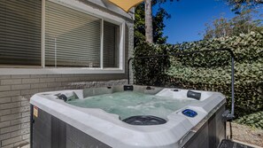 Outdoor spa tub - Serene Suncrest - Pet Friendly with Heated Spa (Sussex Inlet)