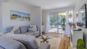 Smart TV, fireplace, table football, ping pong - Serene Suncrest - Pet Friendly with Heated Spa (Sussex Inlet)