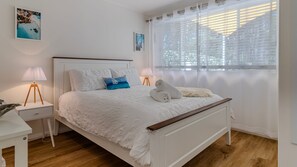 4 bedrooms, desk, iron/ironing board, travel cot - Serene Suncrest - Pet Friendly with Heated Spa (Sussex Inlet)
